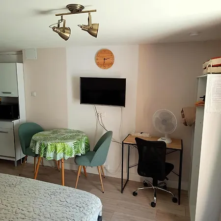 ホームステイ Studio Meuble Proche Clinique St Pierre Et Proximite De St Charles, Wifi